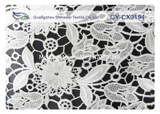 Chine Tissu de dentelle brodé par blanc imprimé par coutume de robe de mariage pour la lingerie fournisseur
