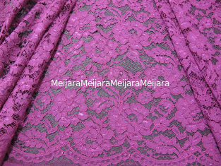 Chine Matériel en nylon de rayonne de crochet de fleur de tissu pourpre élégant de dentelle pour le vêtement fournisseur