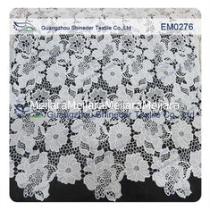 Chine La fleur blanche de tissu de dentelle de polyester de maille a brodé le matériel de dentelle pour la robe de filles fournisseur