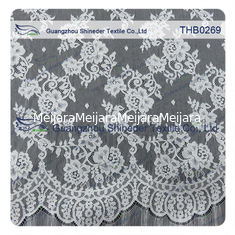 Chine Les fleurs innombrables 3*1.5m classent le tissu de dentelle de Chantilly de nylon de 100% pour la robe de mariage fournisseur