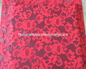 Chine Tissu élastique rouge de dentelle de broderie de guipure de mode pour des robes de mariage fournisseur