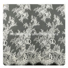 Chine Équilibre en ivoire de dentelle de Chantilly de cil, tissu crème nuptiale de dentelle de corde fournisseur