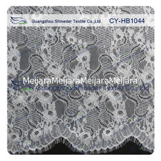 Chine Le grand équilibre nuptiale de dentelle de Chantilly de cil/a cranté le tissu de dentelle fournisseur