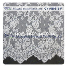 Chine Équilibre de dentelle de cil de tissu de dentelle de Chantilly pour la robe, le blanc et le gris des femmes fournisseur