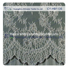 Chine Peu de robe de mariée de dentelle de Chantilly de fleur de guipure, équilibre cranté de dentelle fournisseur