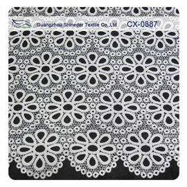 Le tissu de dentelle brodé par blanc, polyester a répété le vêtement floral de tissus en soie de bourgeon fournisseur