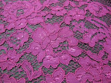 Matériel en nylon de rayonne de crochet de fleur de tissu pourpre élégant de dentelle pour le vêtement fournisseur