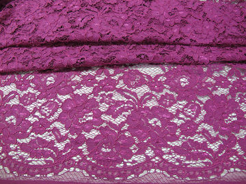 Matériel en nylon de rayonne de crochet de fleur de tissu pourpre élégant de dentelle pour le vêtement fournisseur