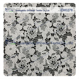 La fleur blanche de tissu de dentelle de polyester de maille a brodé le matériel de dentelle pour la robe de filles fournisseur