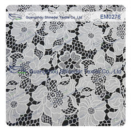 La fleur blanche de tissu de dentelle de polyester de maille a brodé le matériel de dentelle pour la robe de filles fournisseur