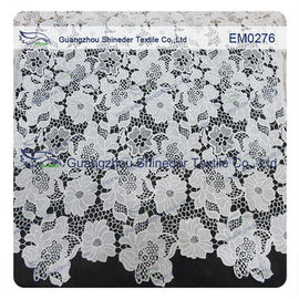 La fleur blanche de tissu de dentelle de polyester de maille a brodé le matériel de dentelle pour la robe de filles fournisseur